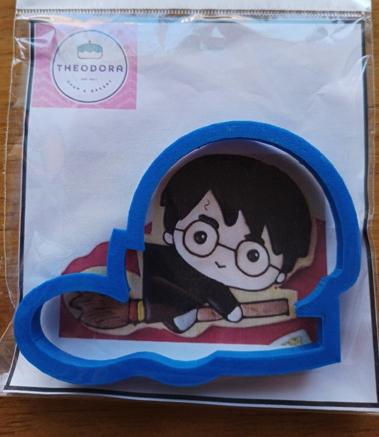 CORTADOR DE GALLETAS DE PLASTICO 10 CM APROX. HARRY POTTER ESCOBA