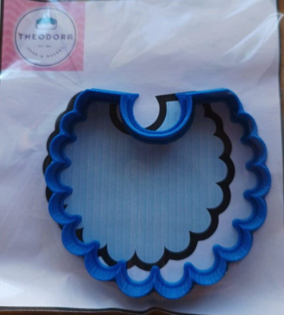 CORTADOR DE GALLETAS DE PLASTICO 10 CM APROX. BABERO 1